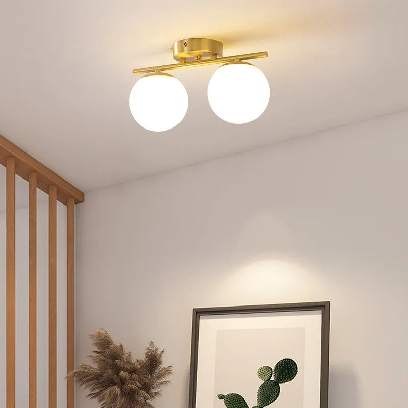 Nordische LED-Deckenleuchte aus Glas – weiße Kugel, goldene Details