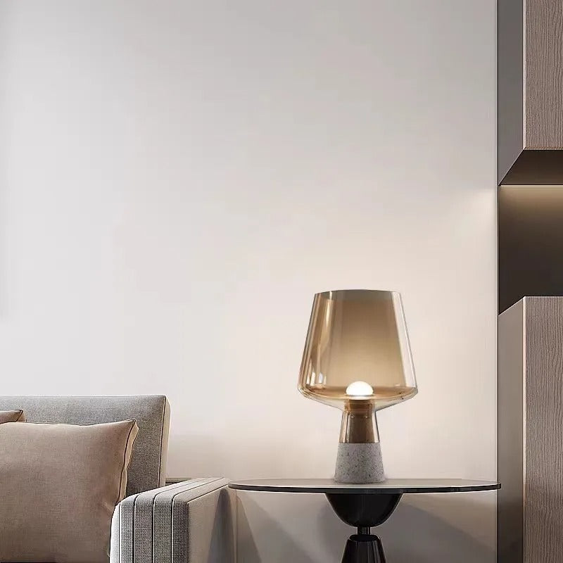 Leimu bordslampa — skärm i bärnstensfärgat glas, bas i cement