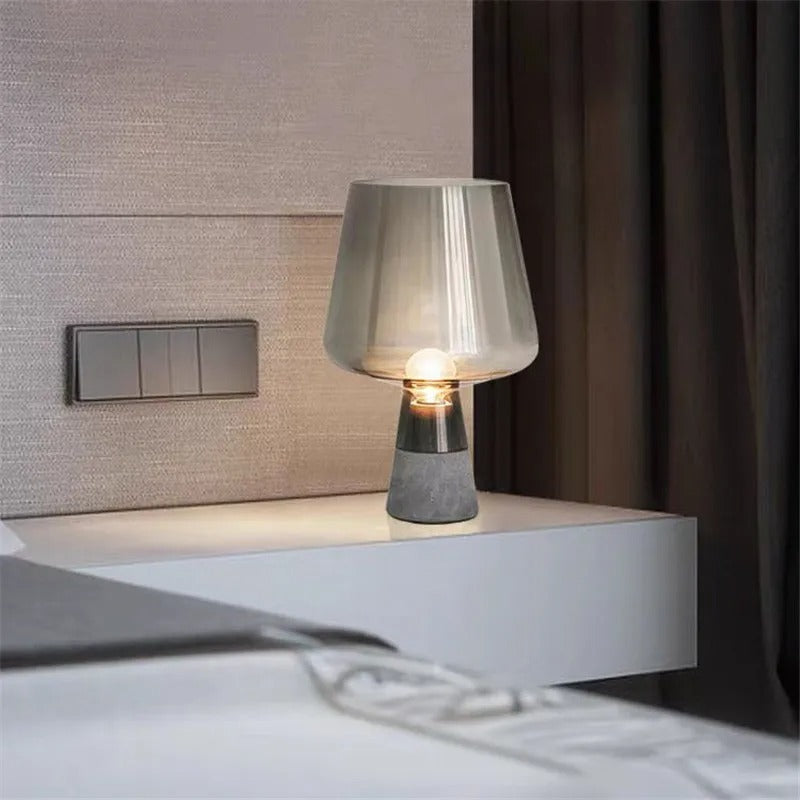 Leimu bordslampa — skärm i bärnstensfärgat glas, bas i cement
