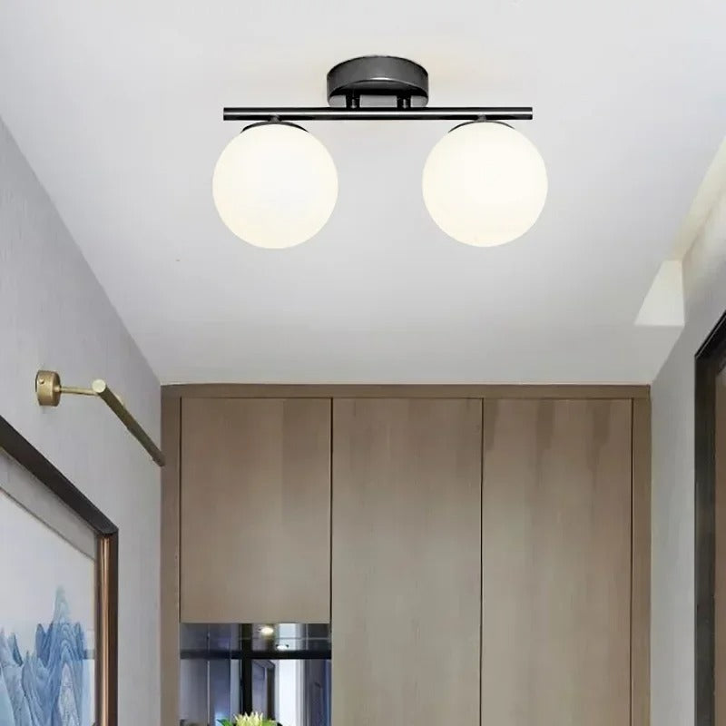 Nordische LED-Deckenleuchte aus Glas – weiße Kugel, goldene Details