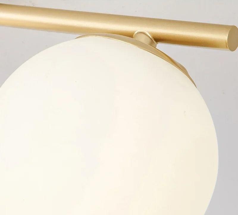 Nordische LED-Deckenleuchte aus Glas – weiße Kugel, goldene Details