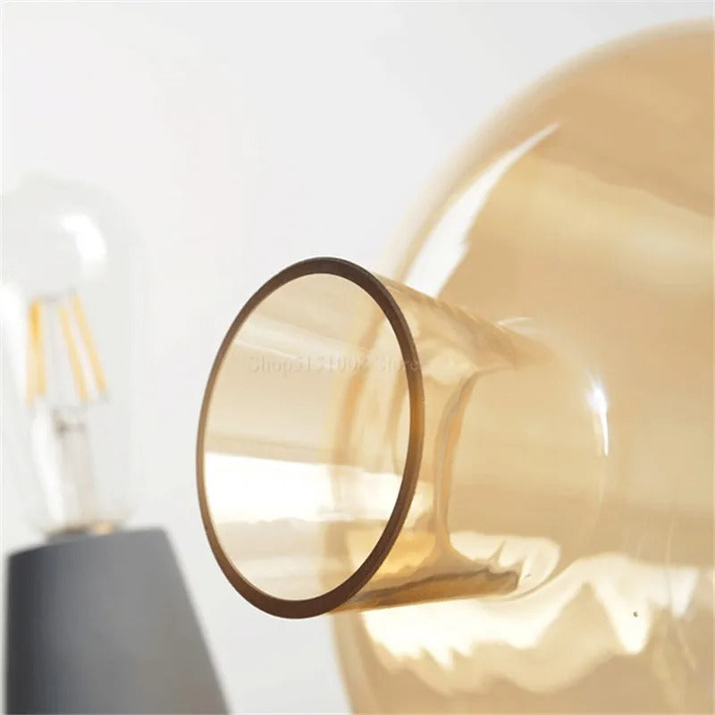 Leimu bordslampa — skärm i bärnstensfärgat glas, bas i cement