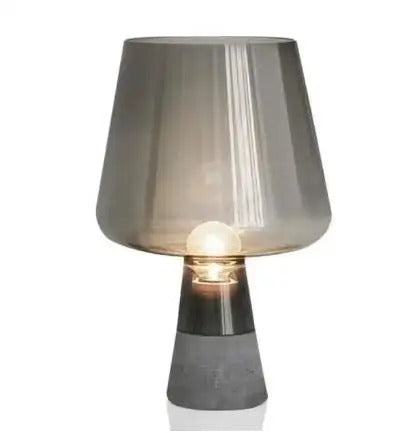 Leimu bordslampa — skärm i bärnstensfärgat glas, bas i cement