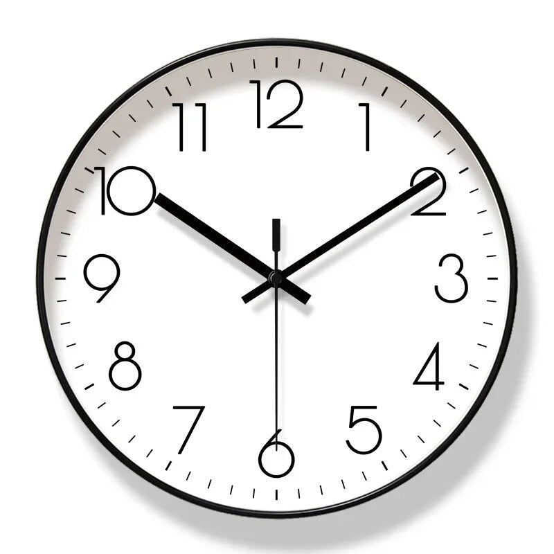 Nordische Wanduhr — modernes minimalistisches Design in Schwarz und Weiß