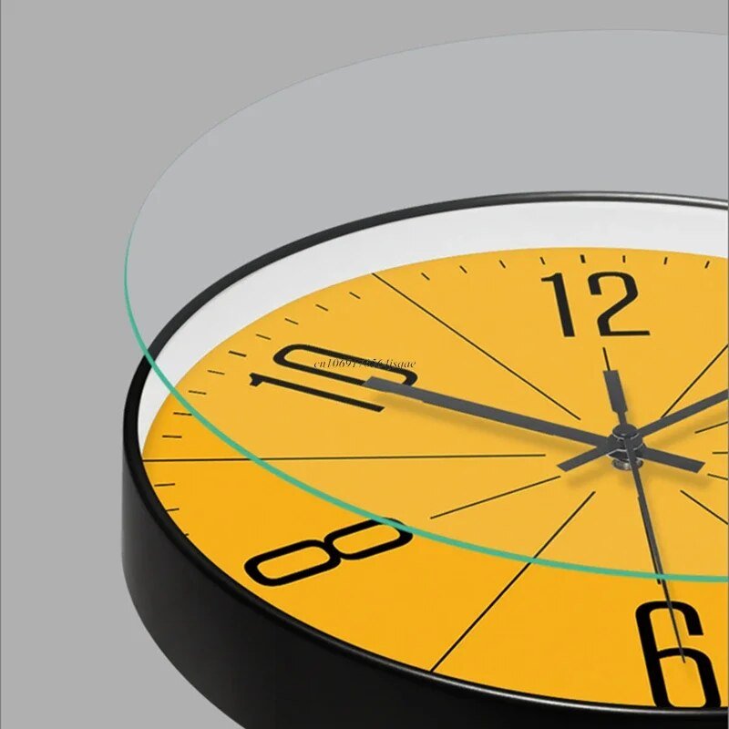 Nordische Wanduhr — modernes minimalistisches Design in Schwarz und Weiß
