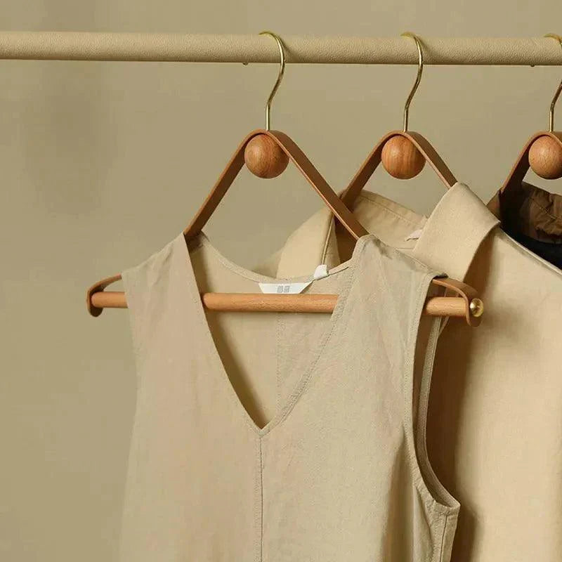 Set di grucce in legno pregiato e vera pelle — Design moderno
