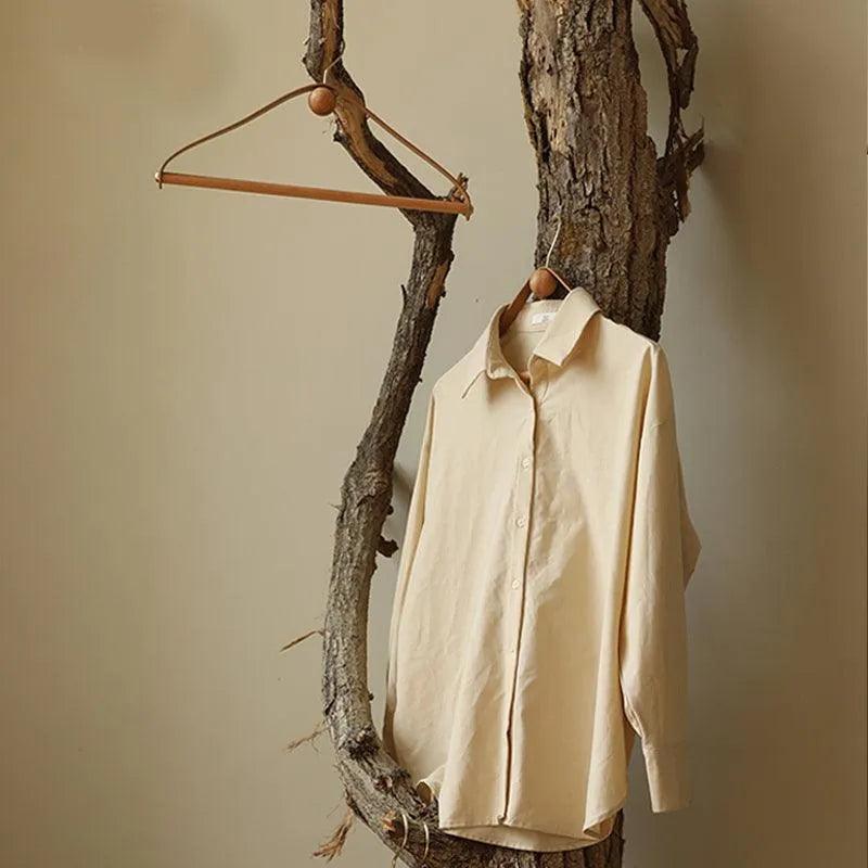 Set di grucce in legno pregiato e vera pelle — Design moderno