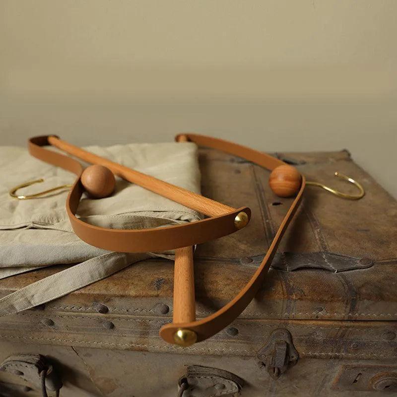 Set di grucce in legno pregiato e vera pelle — Design moderno