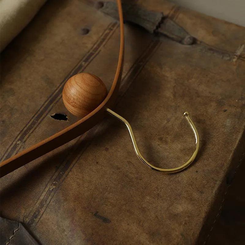 Set di grucce in legno pregiato e vera pelle — Design moderno
