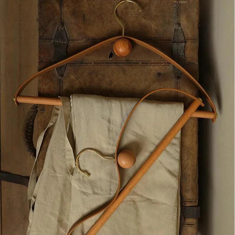 Set di grucce in legno pregiato e vera pelle — Design moderno