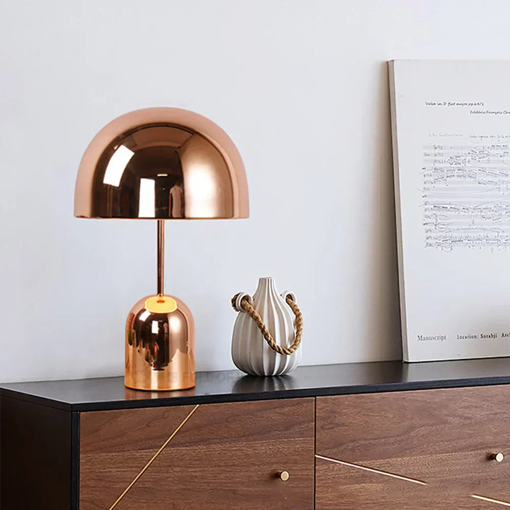 مصباح طاولة نحاسي قابل لتعتيم الإضاءة Luminra — مصباح LED مرفق، تصميم بسيط