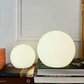 Kabellose LED-Tischlampe Moon — 16 Farben, wiederaufladbare Akkus