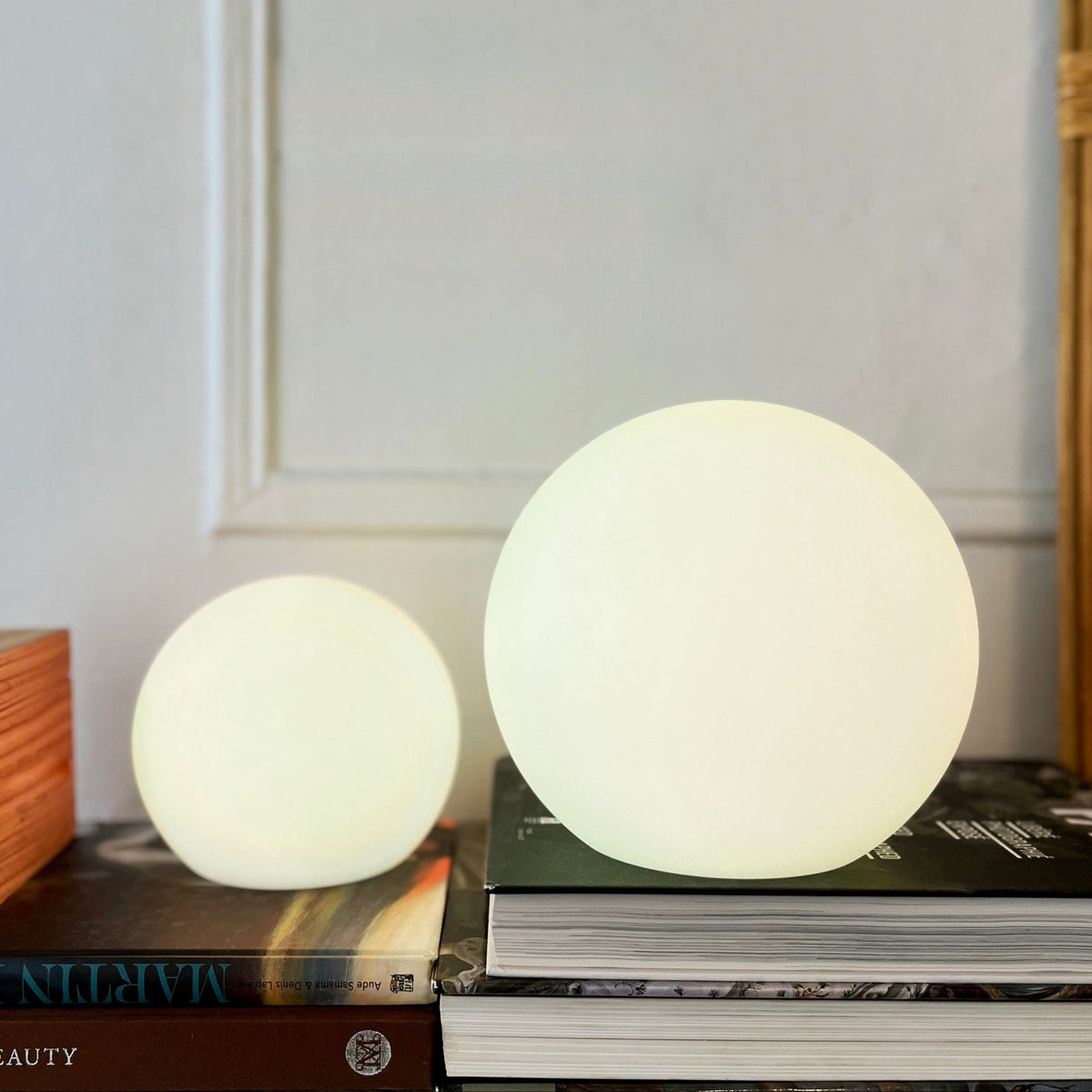 Kabellose LED-Tischlampe Moon — 16 Farben, wiederaufladbare Akkus