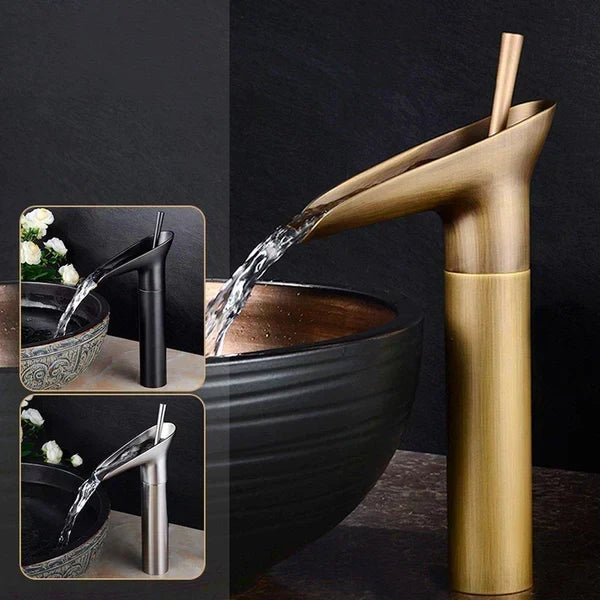 Antik vattenfallskran till handfatet - elegant pipdesign
