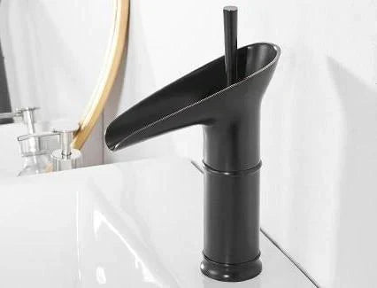 Antik vattenfallskran till handfatet - elegant pipdesign