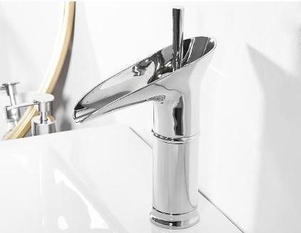 Antik vattenfallskran till handfatet - elegant pipdesign