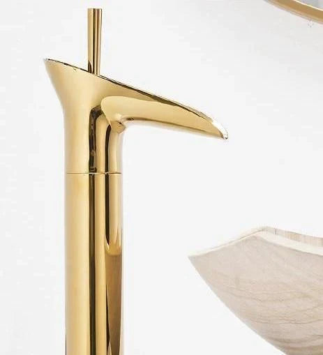 Antik vattenfallskran till handfatet - elegant pipdesign