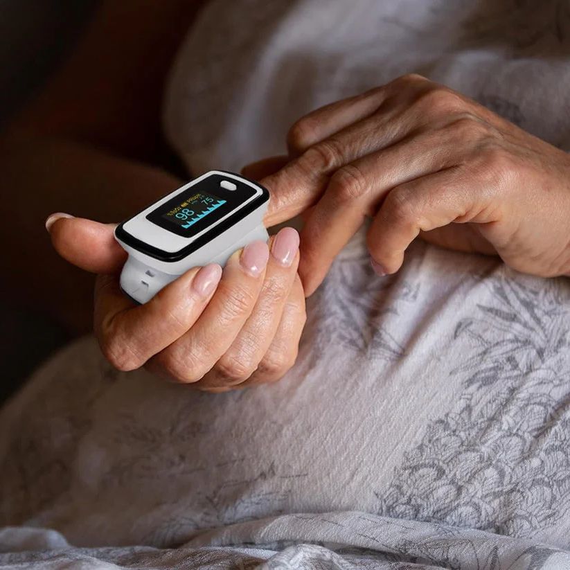 Digitales Finger-Pulsoximeter — hochpräzise und nicht invasiv