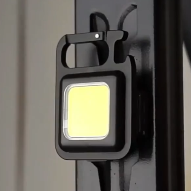 Wielofunkcyjna lampka LED do kluczy z otwieraczem do butelek