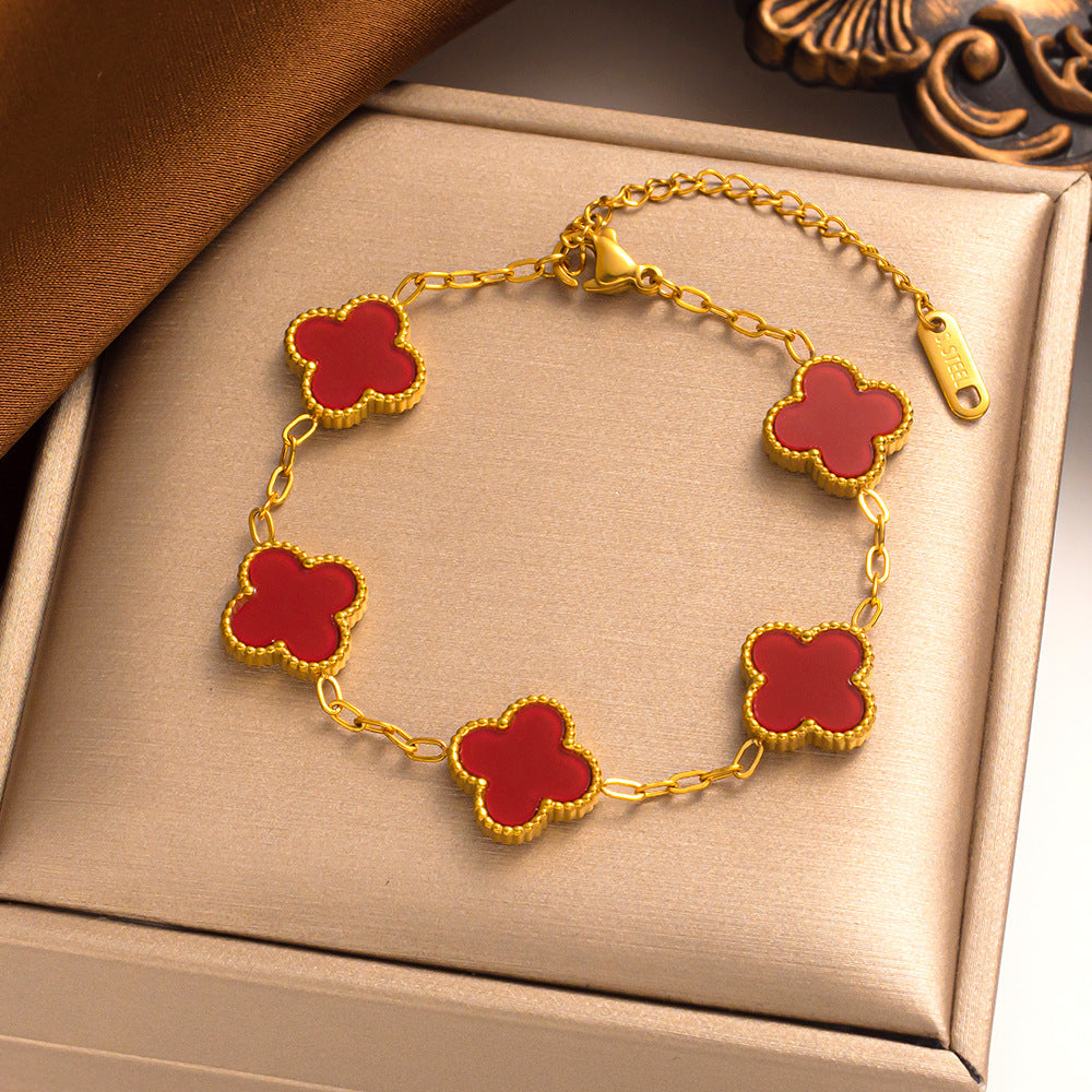Bracciale con ciondolo a trifoglio Liora — acciaio inossidabile placcato oro, quattro ciondoli floreali