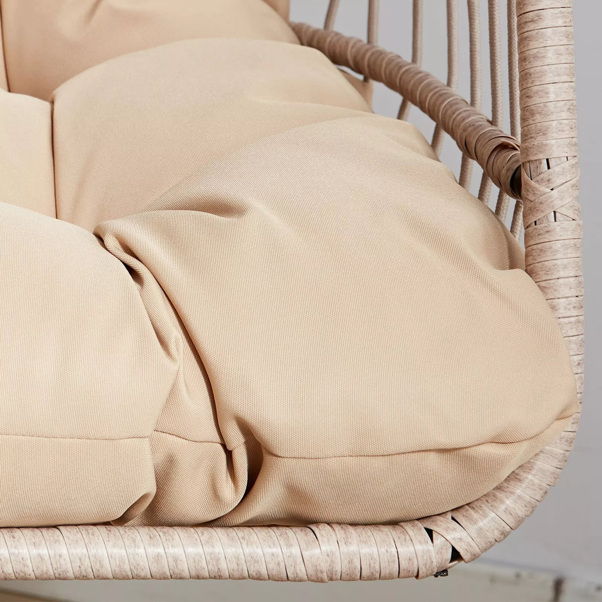 Fauteuil suspendu en rotin haut de gamme avec coussins moelleux