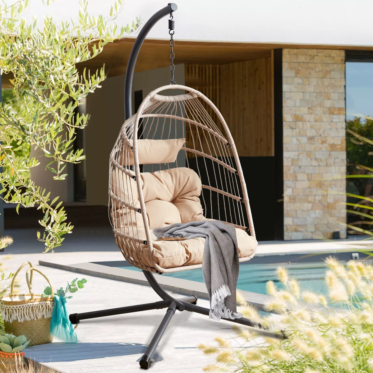 Fauteuil suspendu en rotin haut de gamme avec coussins moelleux