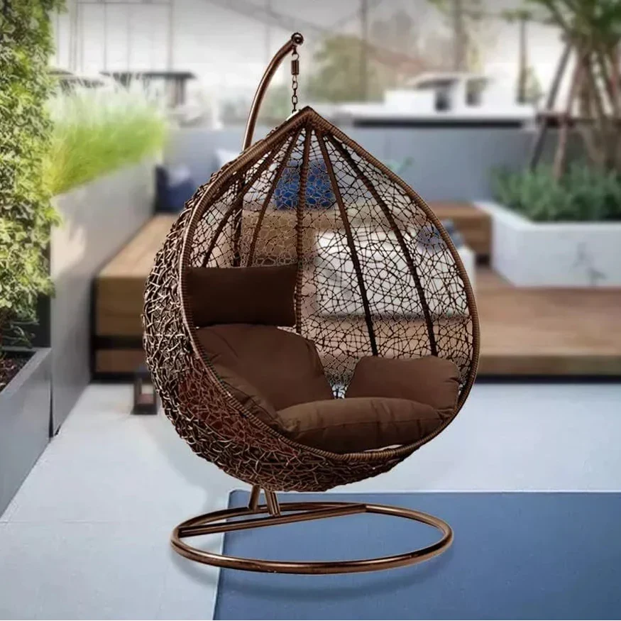 Eksklusiv hængende æggestol i rattan — polstret hængekøje