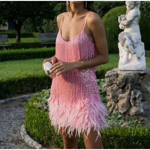 Nika-Minikleid mit Paillettenfransen und Federn — Auffälliger Party-Look