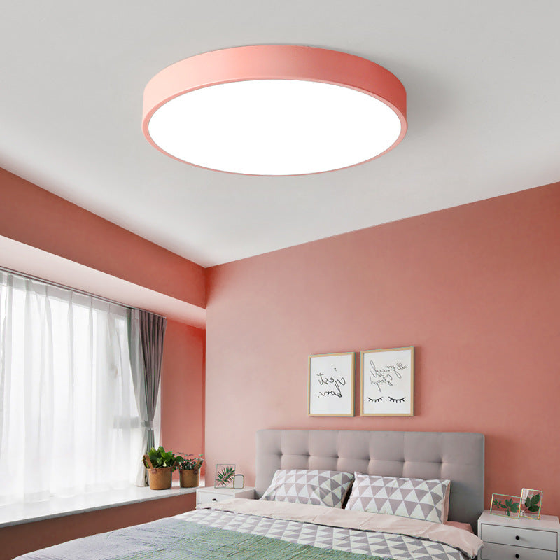 Candeeiro de teto minimalista GlowBeam — iluminação elegante e uniforme